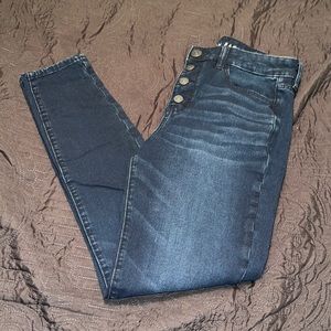 AMERICAN EAGLE STRETCHY SKINNY JEANS